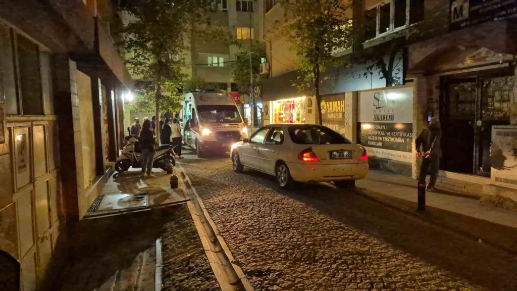 Kontrolden çıkan otomobil bankta oturan 2 çocuğa çarptı