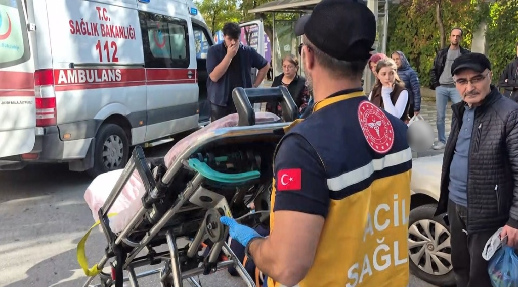 Yaşlı kadına çarpan gencin panik anları