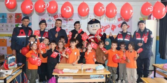 Jandarma, 29 Ekim öncesi Eskişehir’de öğrencilerle sınıfları süsledi