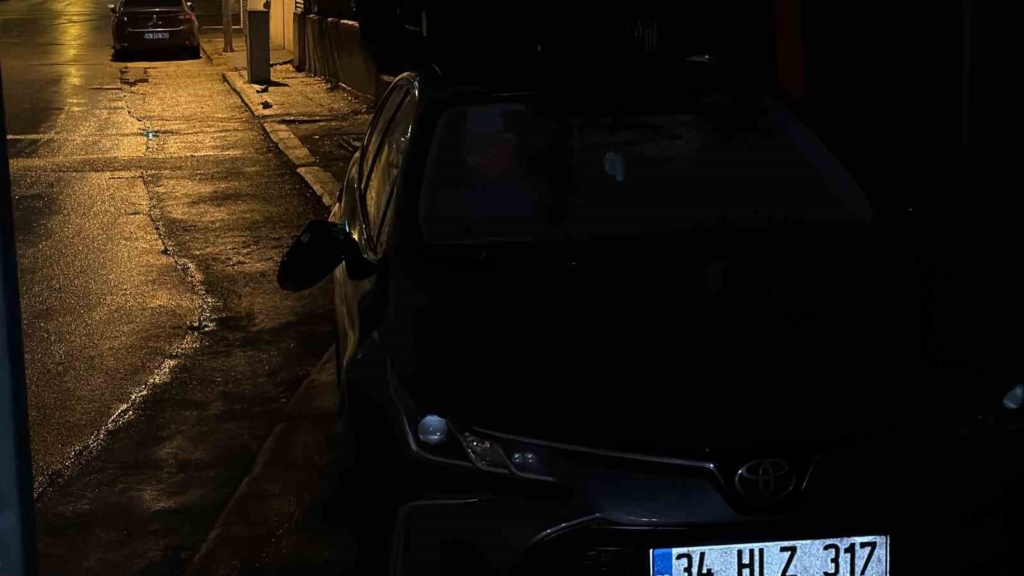 Odunpazarı’nda park halindeki iki aracın kırık dikiz aynaları dikkat çekti