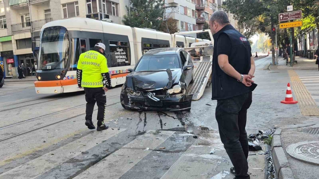 Eskişehir’de iki araç kafa kafaya çarpıştı