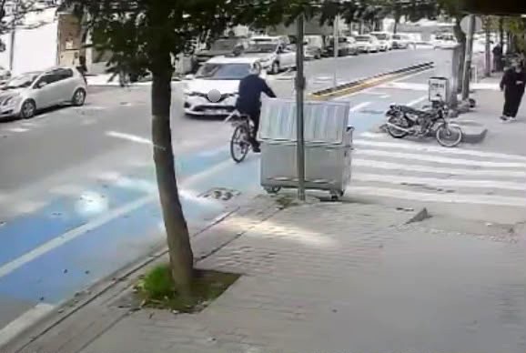 Otomobilin kendisi için ayrılan yolda ilerleyen bisikletliye çarpma anı kamerada