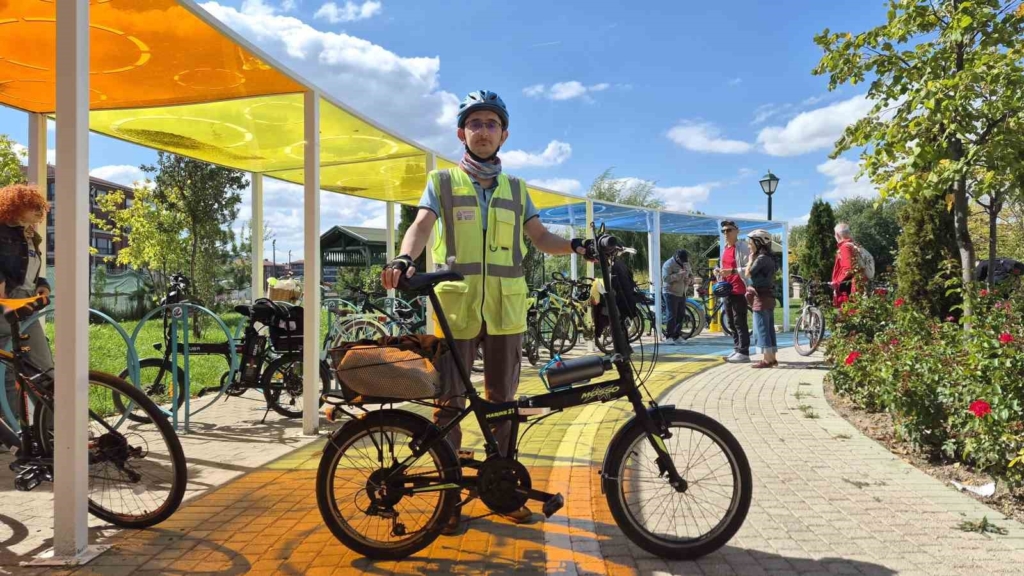 Eskişehir’de bisiklet tutkunları, ’Görünür ol güvende ol’ sloganıyla pedallara bastı