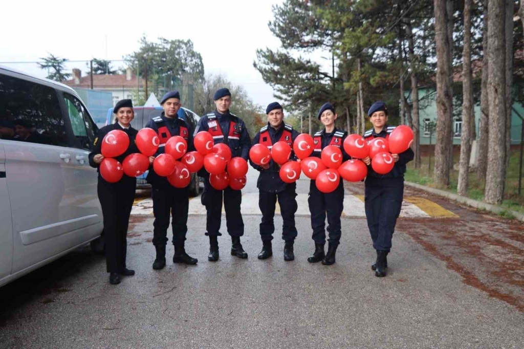Jandarmadan ilkokula 29 Ekim sürprizi: Miniklerle sınıflar süslendi