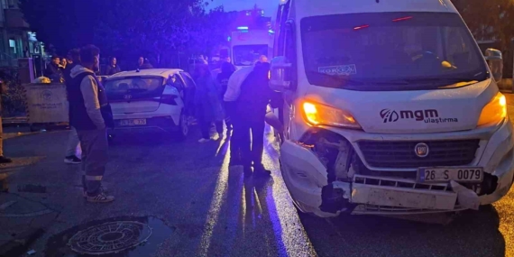 Eskişehir’de servis ile otomobil çarpıştı