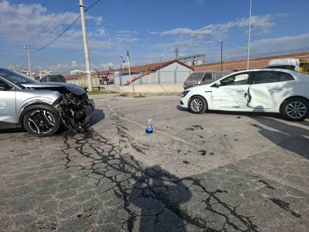 İki sokak kesişimindeki trafik kazası maddi hasarla atlatıldı