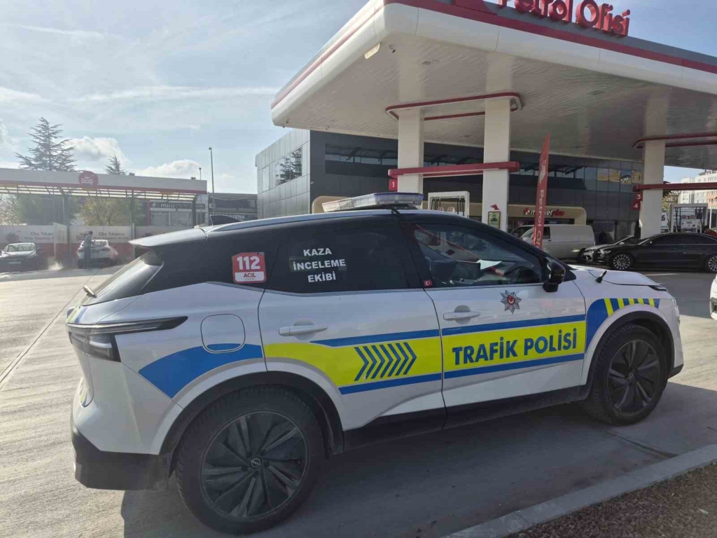 Akaryakıt istasyonu içerisinde otomobilin çarptığı kadın yaralandı