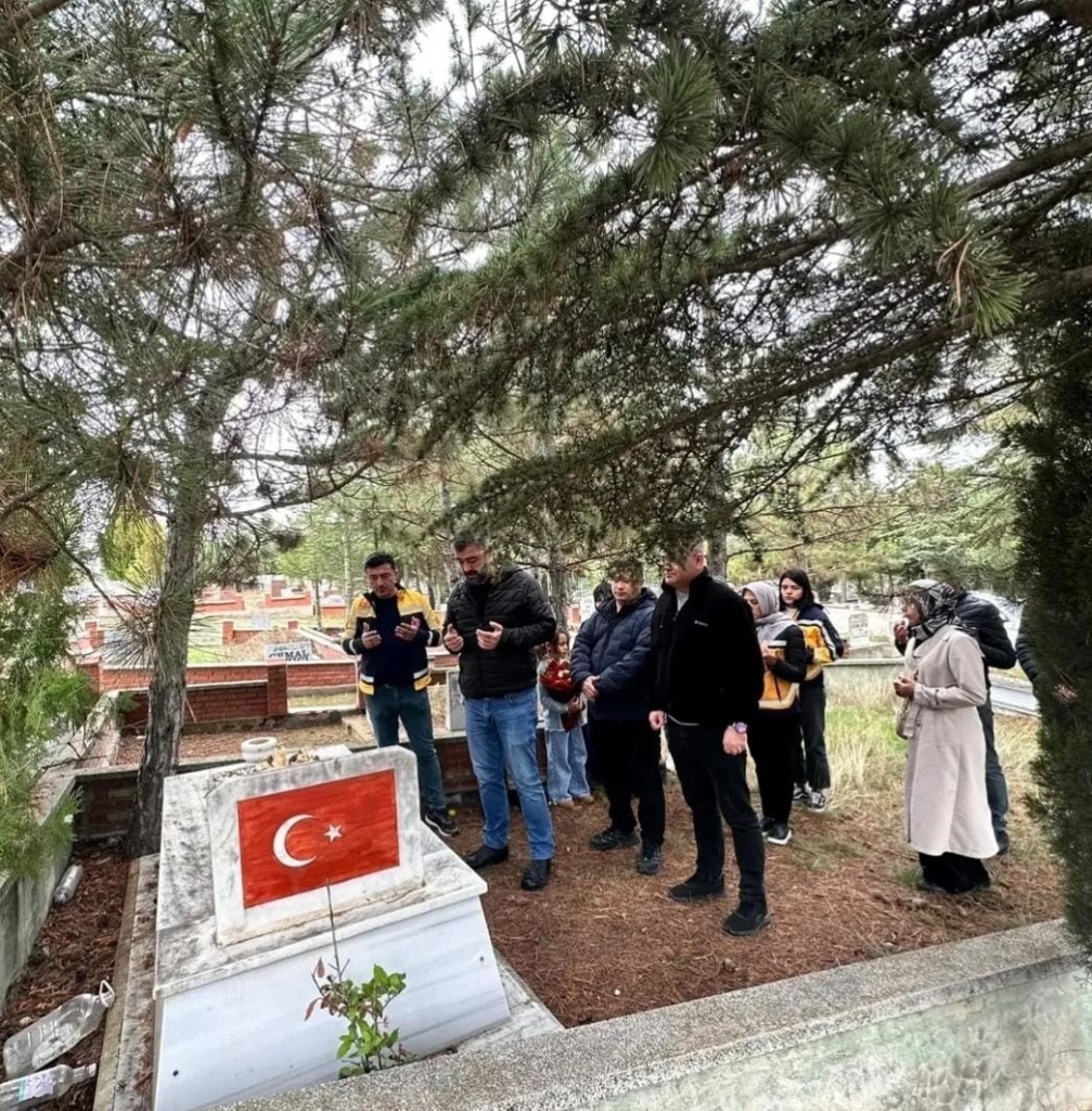 Eskişehir’de görev şehidi sağlık çalışanı kabri başında anıldı