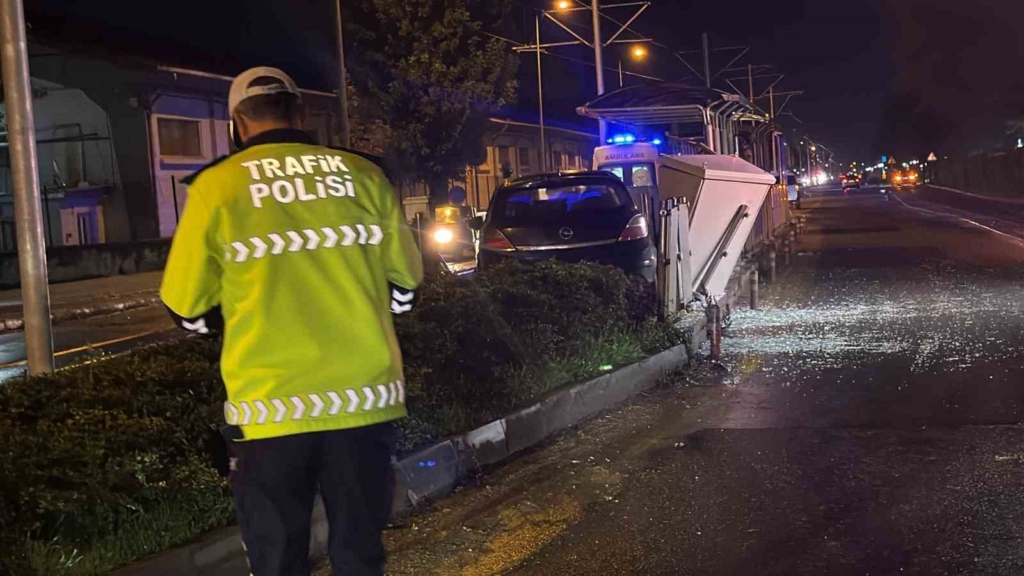 Eskişehir’de otomobil tramvay durağına daldı: 1 yaralı