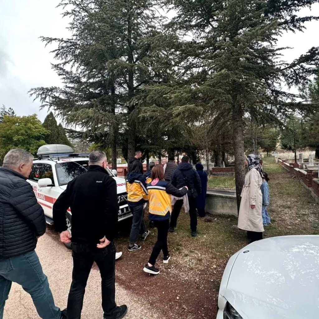 Eskişehir’de görev şehidi sağlık çalışanı kabri başında anıldı