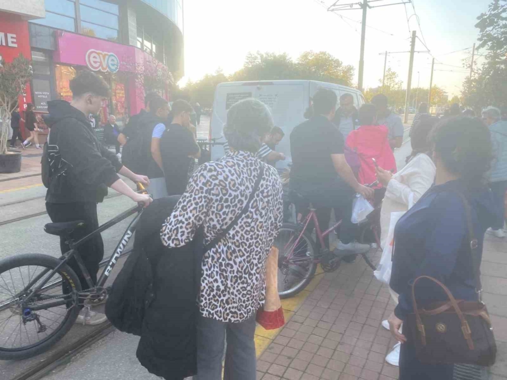 Eskişehir’de scooter ile araç çarpıştı: Çevredeki vatandaşlar yardıma koştu