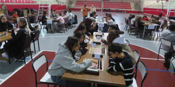 Eskişehir’de 65 çocuk Cumhuriyet Bayramı için satranç oynadı
