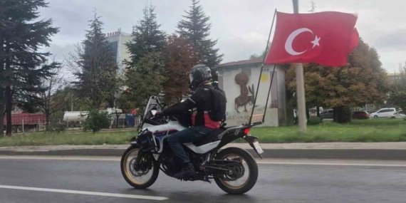 Eskişehir’de motosikletli sürücüden bayraklı 29 Ekim sürüşü