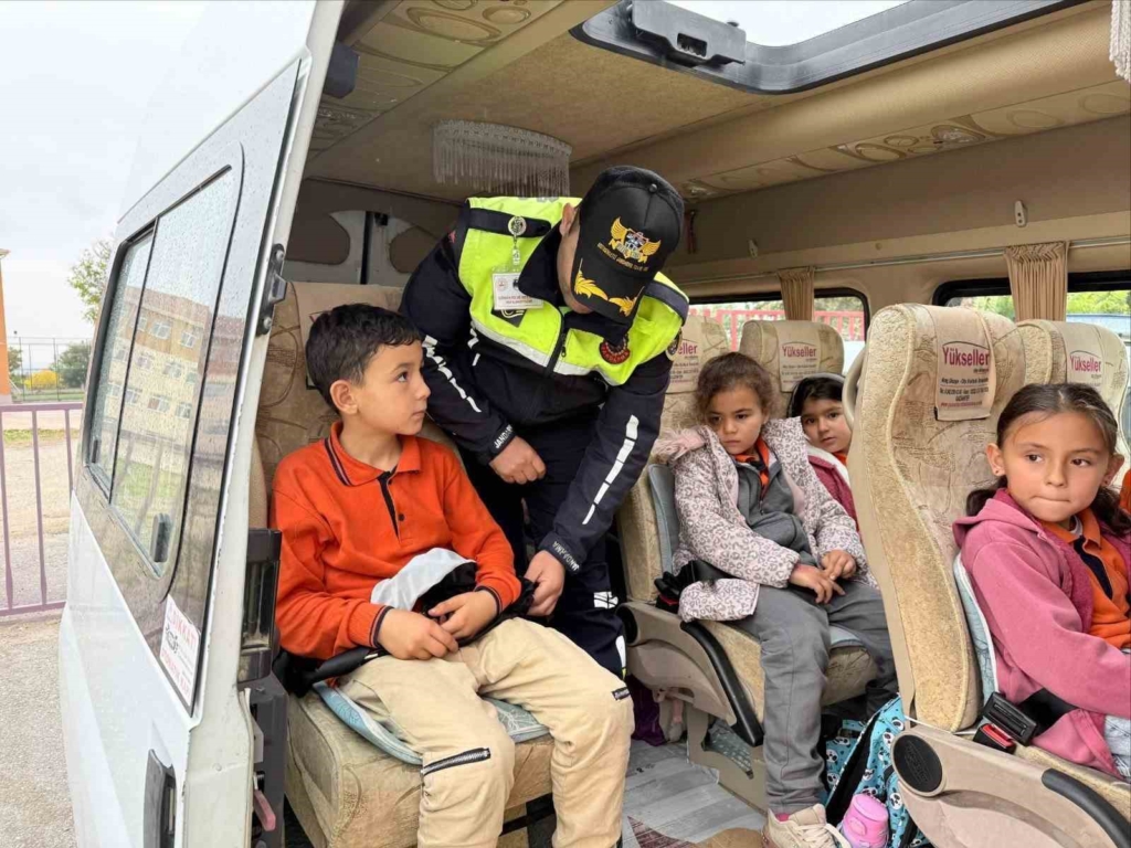 Eskişehir’de jandarmadan okul çevreleri ve servislere yönelik denetim