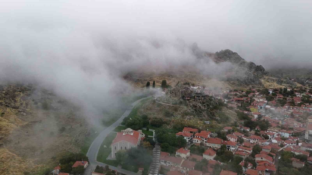 Sivrihisar’da etkili olan sis dağları kapladı