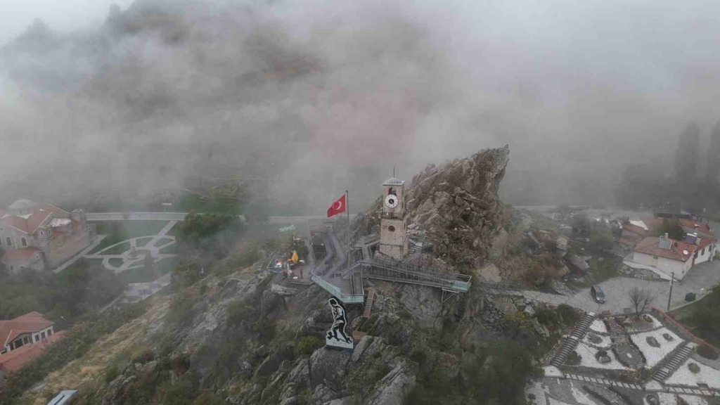 Sivrihisar’da etkili olan sis dağları kapladı