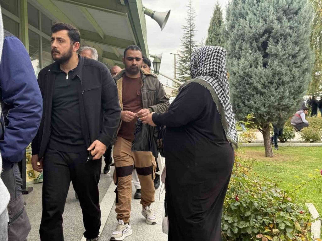 Cuma namazı çıkışında çöp poşeti ile dilendi