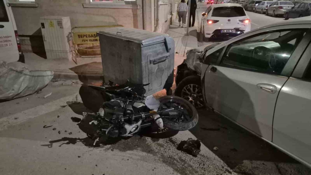Eskişehir’de motosikletlinin yaralandığı feci kaza kamerada