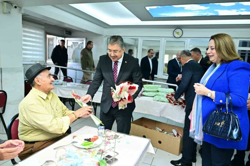 Eskişehir Valisi Dr. Erdinç Yılmaz ve eşi Şenay Yılmaz, Dünya Yaşlılar Günü’nde huzurevi sakinleriyle bir araya geldi
