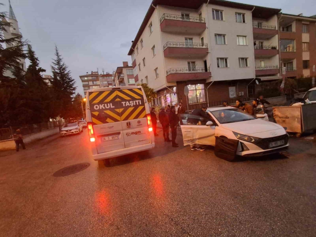 Eskişehir’de servis ile otomobil çarpıştı