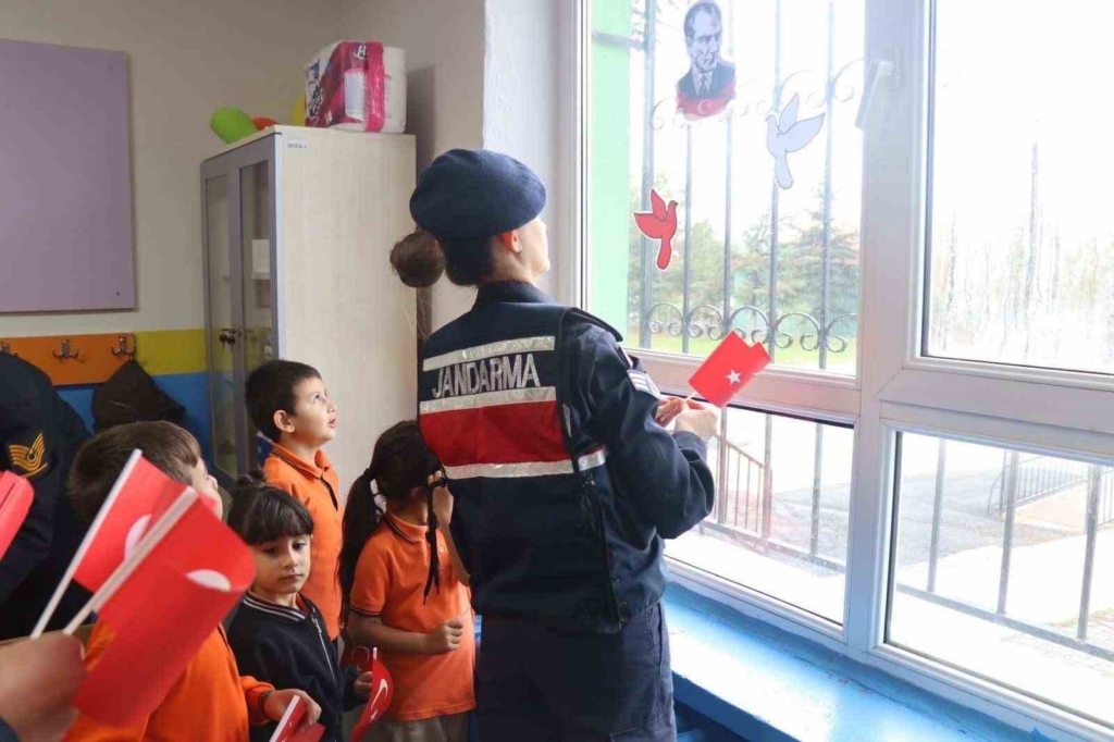 Jandarmadan ilkokula 29 Ekim sürprizi: Miniklerle sınıflar süslendi