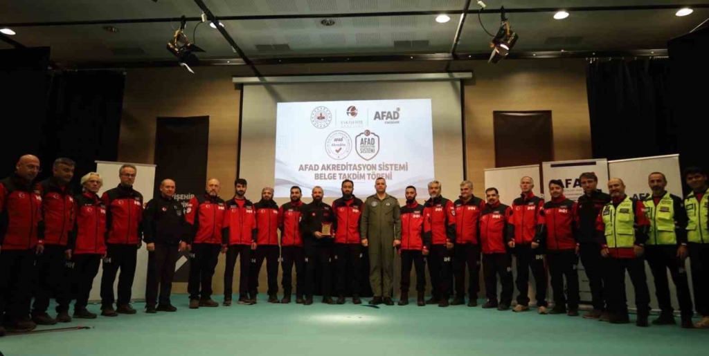 Eskişehir’de Mahalle AFAD Gönüllüleri ve arama kurtarma ekiplerine belgeleri takdim edildi