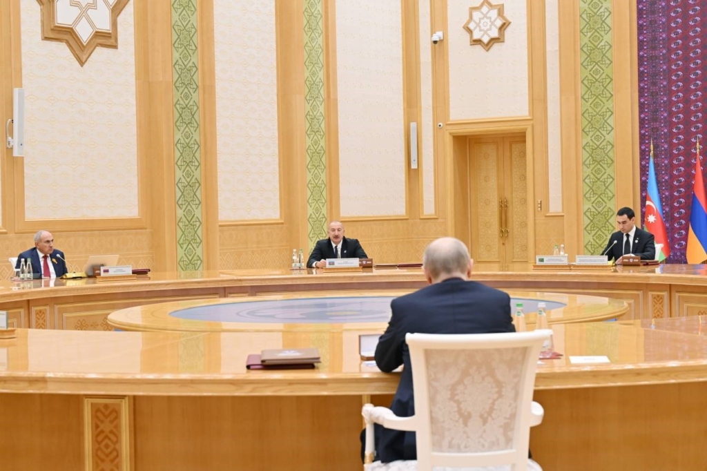 Azerbaycan Cumhurbaşkanı Aliyev: "Orta vadede hedefimiz, Azerbaycan’dan geçen yük taşımacılığını her bir yönde 15 milyon tona çıkarmaktır"