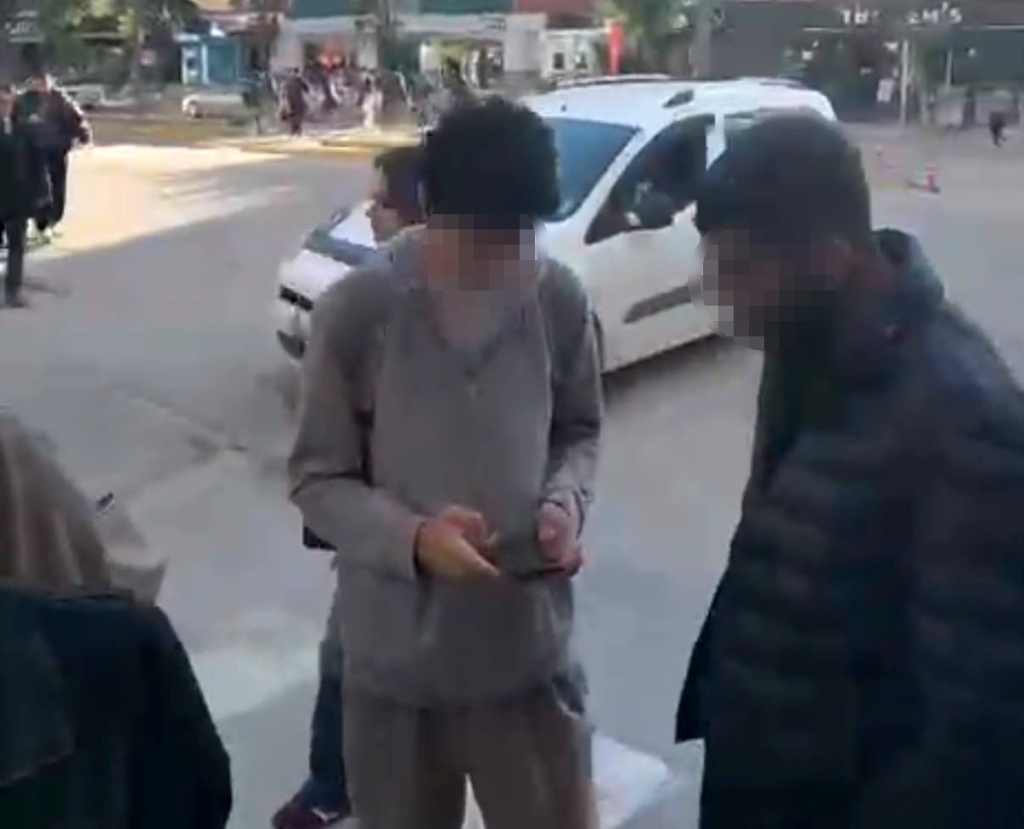 Eskişehir’de zorla tespih satıp para alan şüpheli Ankara’da yakalanarak adliyeye sevk edildi