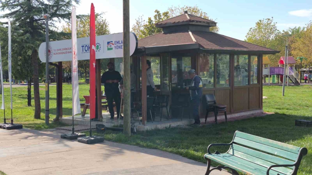 Eskişehir’de bebekli 75 anneyi parktan çıkardılar