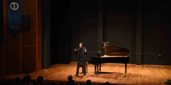 Oytun Eren, öğrencilerle müzik kariyerini ve bestelerini paylaştı