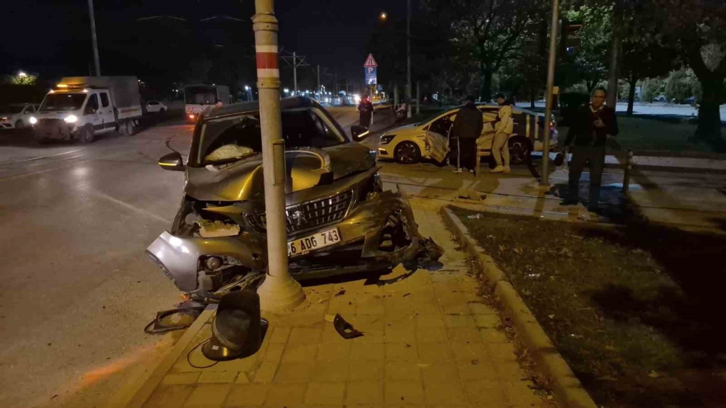 Eskişehir’de iki araç kavşakta çarpıştı: 3 yaralı