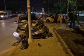 Eskişehir’de iki araç kavşakta çarpıştı: 3 yaralı