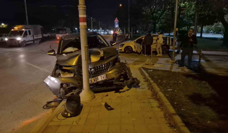 Eskişehir’de kavşakta çarpışan iki otomobilde 3 kişi yaralandı