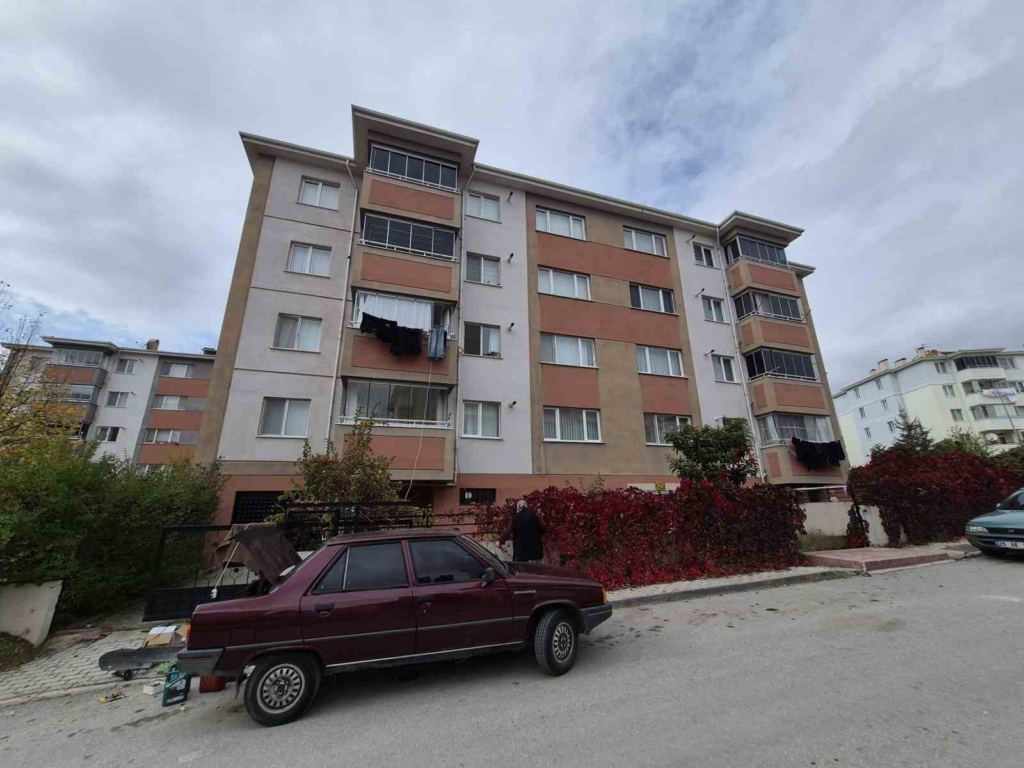 Eskişehir’de 2 yaşındaki çocuk 4 katlı binadan düştü