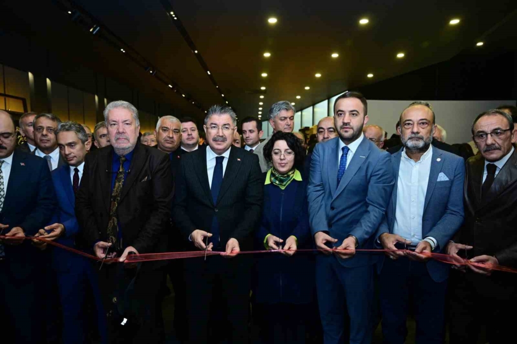 Mukaddes Emanetler ve Kâbe Örtüleri Sergisi açıldı