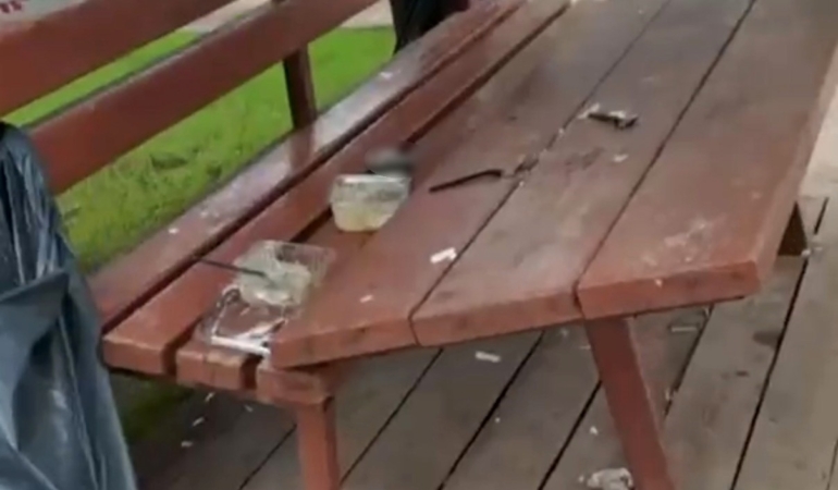 İki Eylül Parkı’ndaki kamelya ve masalar kırıldı