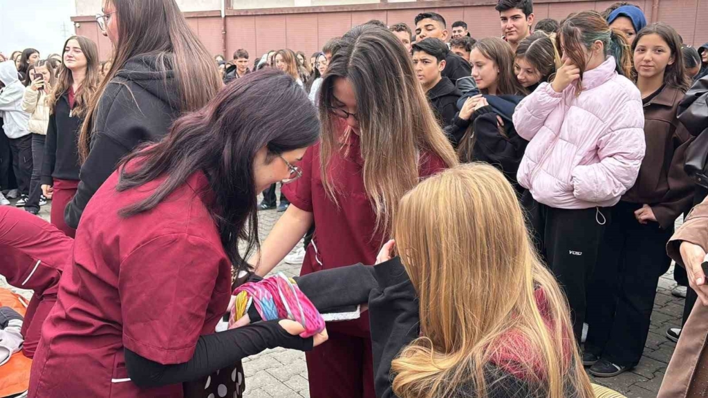 Tavşanlı’da liselilerden gerçeğini aratmayan deprem tatbikatı