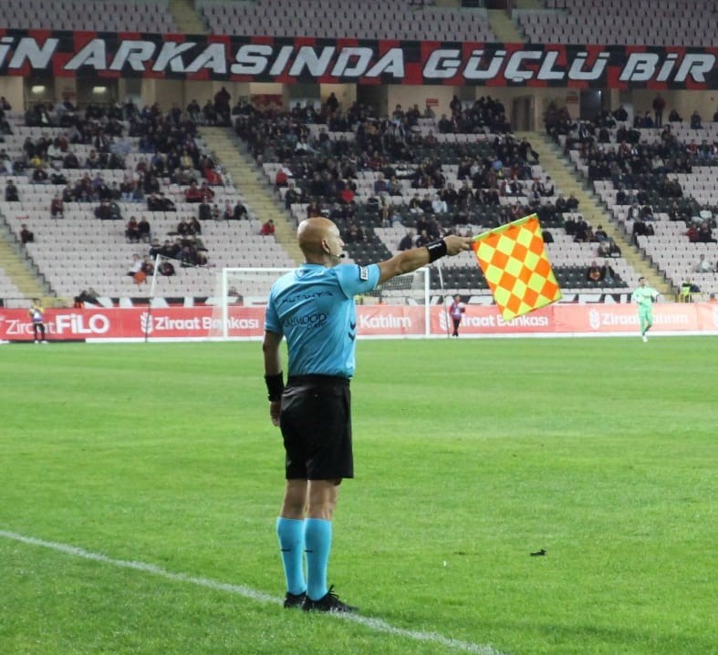 Eskişehirspor maçında görev yapan hakem Pierluigi Collina’ya benzetildi