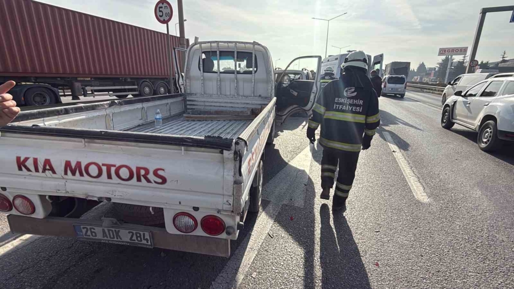 Eskişehir çevreyolunda pikap hafif ticari araca çarptı: 7 yaralı