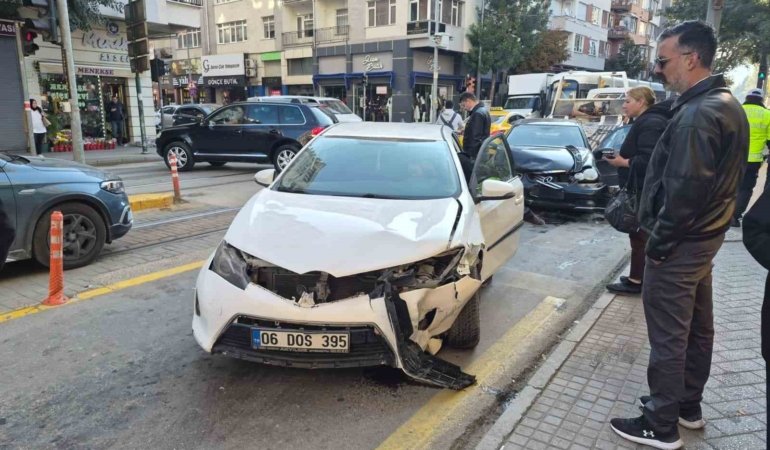 Eskişehir’de kafa kafaya çarpışan iki araç seferleri aksattı