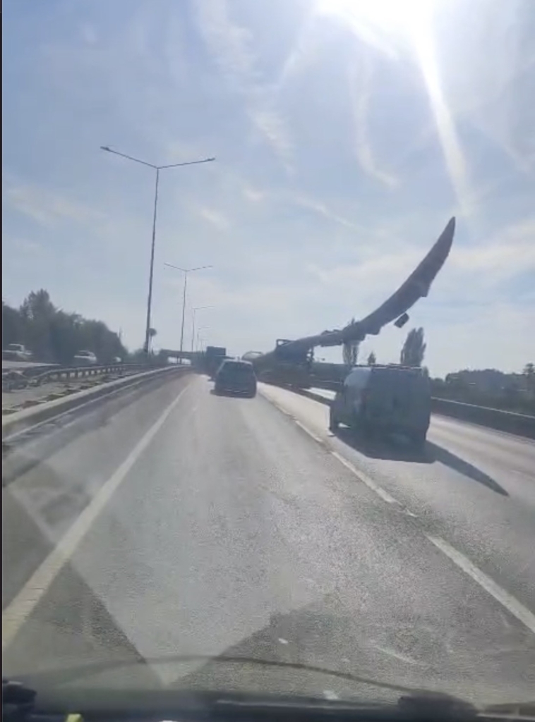 Dev rüzgar türbini kanadı trafiği yavaşlattı