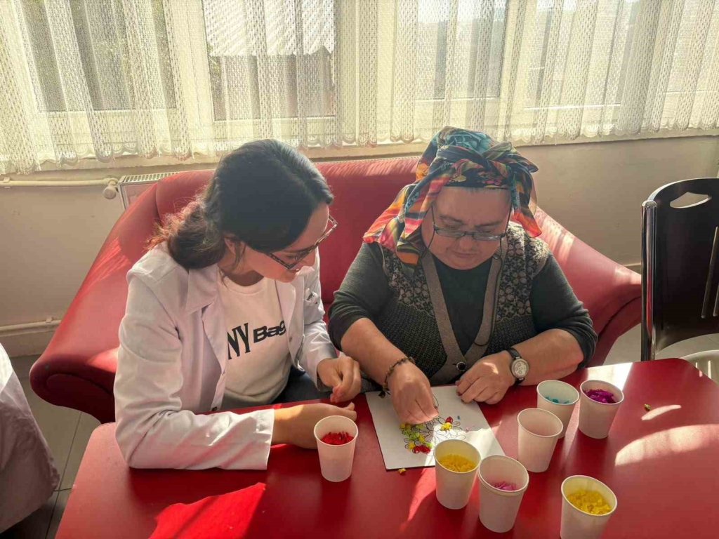 Üniversite öğrencilerinden yaşlılara yönelik anlamlı etkinlik