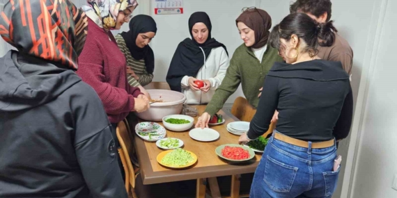 Eskişehir’de üniversiteliler paketli gıda yerine kısır hazırladı