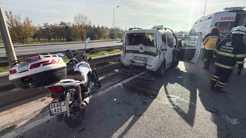 Eskişehir çevreyolunda pikap hafif ticari araca çarptı: 7 yaralı