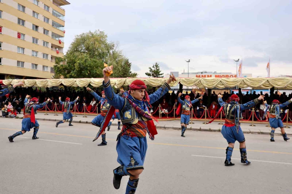 Eskişehir’de Cumhuriyet coşkusu cadde ve sokakları sardı
