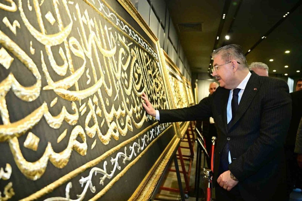 Mukaddes Emanetler ve Kâbe Örtüleri Sergisi açıldı
