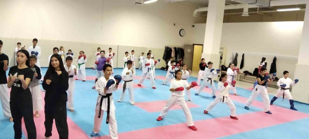 Genç sporcular haftanın 6 günü karate yapıyor
