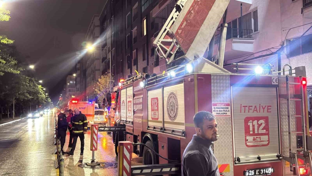Alkollü şekilde ocağa makarna koyup uyuyakaldı, kendisini yangından kurtaran ekiplere "Borcum ne kadar?" diye sordu