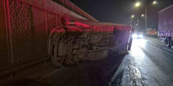 Eskişehir’de marul yüklü kamyonet yan yattı, marullar yola saçıldı
