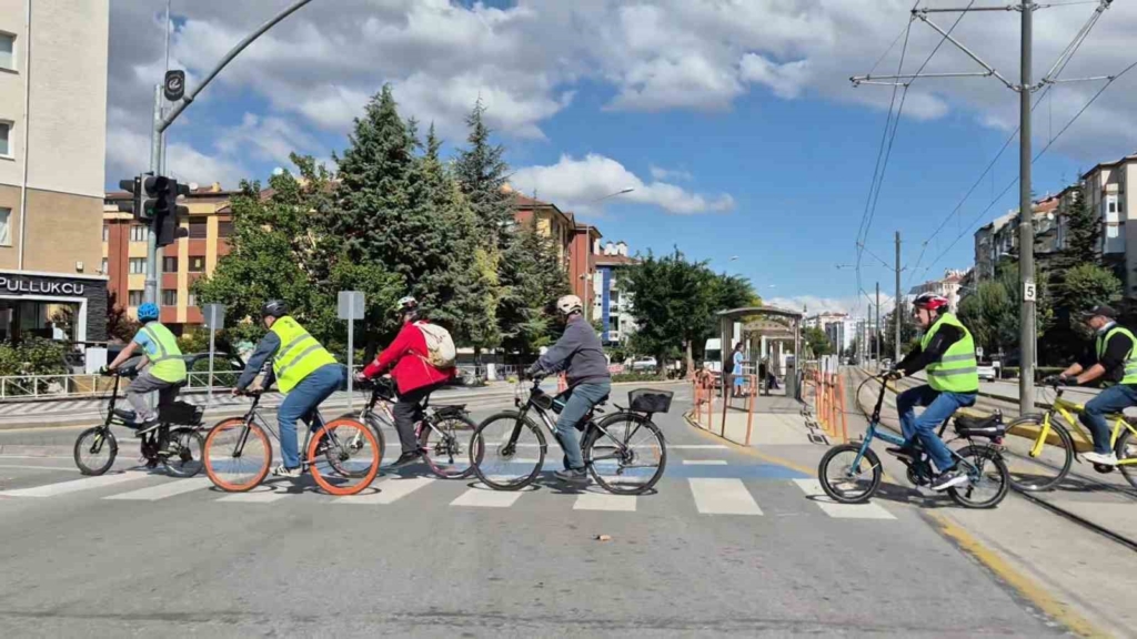 Eskişehir’de bisiklet tutkunları, ’Görünür ol güvende ol’ sloganıyla pedallara bastı